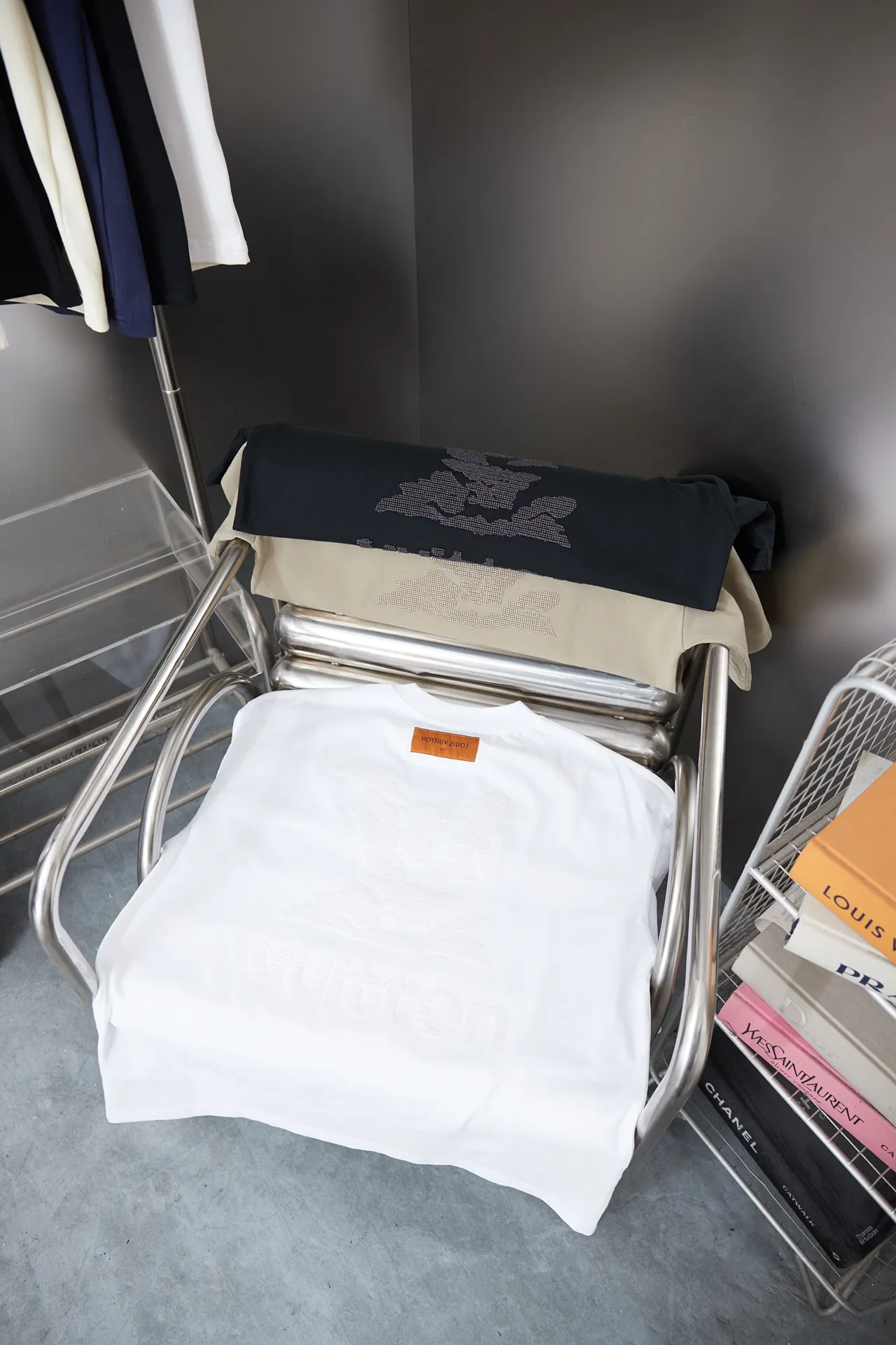 🅿️200 1V 25SS early spring new style short sleeves with embroidered letters, light luxury, a must-have item for daily commuting for men and women, correct version, welcome to compare, detailed features · 320 grams of 100% pure cotton double yarn jersey fabric · Special thickened 32 pieces of double yarn 1X1 thread in the same vat · Imported Tajima machine hollow embroidered letter logo. Ready-made garments are washed to make the embroidery softer · Double-needle sewing and cross-seam technology · Original main mark, washed tag, brand moisture-proof paper packaging Color: black/white/khaki Size: S/M/L/XL